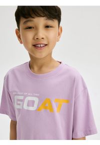 Reserved - Bawełniany t-shirt z nadrukiem - fioletowy. Kolor: fioletowy. Materiał: bawełna. Wzór: nadruk