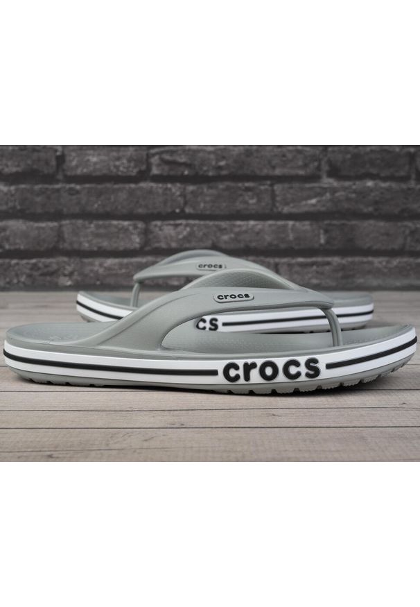 Japonki męskie sportowe Crocs BAYABAND FLIP. Kolor: szary, wielokolorowy, biały. Sport: pływanie