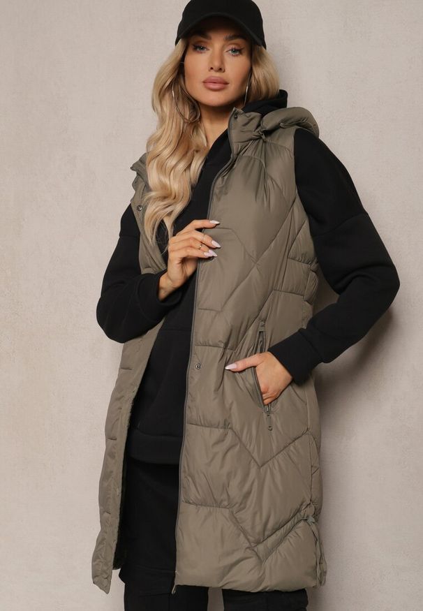 Renee - Ciemnozielona Kamizelka z Pikowaniem Ściągaczami i Kapturem z Możliwością Odpięcia Norinvia. Kolor: zielony. Materiał: dzianina, jeans. Styl: sportowy