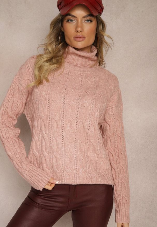 Renee - Ciemnoróżowy Golf z Imitacją Splotu ze Ściągaczami Giovarella. Okazja: na spotkanie biznesowe. Typ kołnierza: golf. Kolor: różowy. Materiał: jeans. Długość rękawa: długi rękaw. Długość: długie. Wzór: ze splotem. Styl: elegancki, biznesowy