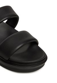 Calvin Klein Jeans Klapki Flat Molded Doublebar Sandal Lth YM0YM01226 Czarny. Kolor: czarny. Materiał: skóra