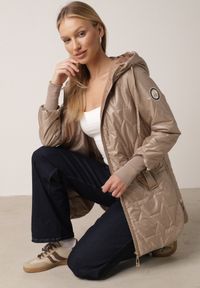 Born2be - Ciemnobeżowa Pikowana Kurtka Przejściowa z Kapturem i Bocznymi Suwakami Mado. Okazja: na co dzień. Typ kołnierza: kaptur. Kolor: beżowy. Materiał: poliester, jeans. Styl: casual, klasyczny #1