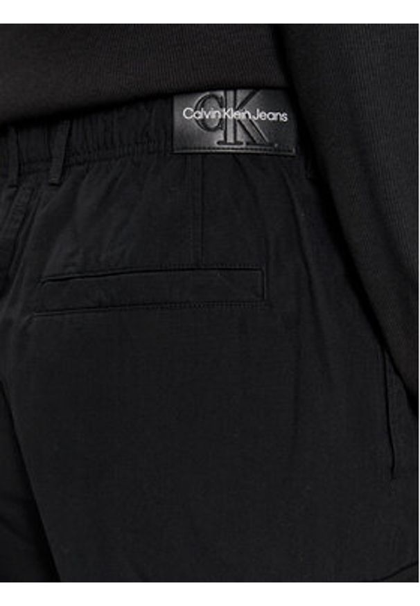 Calvin Klein Jeans Spodnie cargo Essential Regular Cargo Pant J30J324692 Czarny Regular Fit. Kolor: czarny. Materiał: bawełna