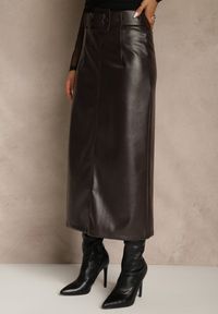 Renee - Brązowa Ołówkowa Spódnica z Imitacji Skóry z Paskiem z Wyrazistą Klamrą Rewedana. Kolor: brązowy. Materiał: skóra. Długość: krótkie. Styl: elegancki #5