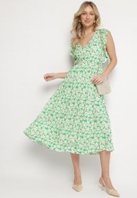 Born2be - Zielona Bawełniana Sukienka w Kwiatki o Rozkloszowanym Kroju z Gumką Alanilia. Okazja: na co dzień. Typ kołnierza: dekolt w kształcie V. Kolor: zielony. Wzór: kwiaty. Typ sukienki: rozkloszowane. Materiał: bawełna. Długość rękawa: krótki rękaw. Sezon: wiosna, lato. Styl: casual, elegancki #2