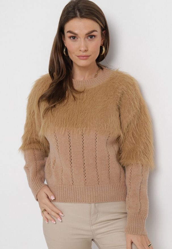 Born2be - Brązowy Sweter o Klasycznym Kroju z Puchatego Materiału Hellende. Kolor: brązowy. Materiał: materiał. Wzór: aplikacja. Styl: klasyczny