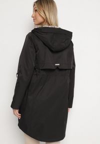 Born2be - Czarna Kurtka Parka z Podpinanymi Rękawami i Kapturem ze Wstawkami w Kratę Kaithna. Kolor: czarny. Materiał: jeans. Wzór: kratka. Styl: klasyczny, elegancki #5