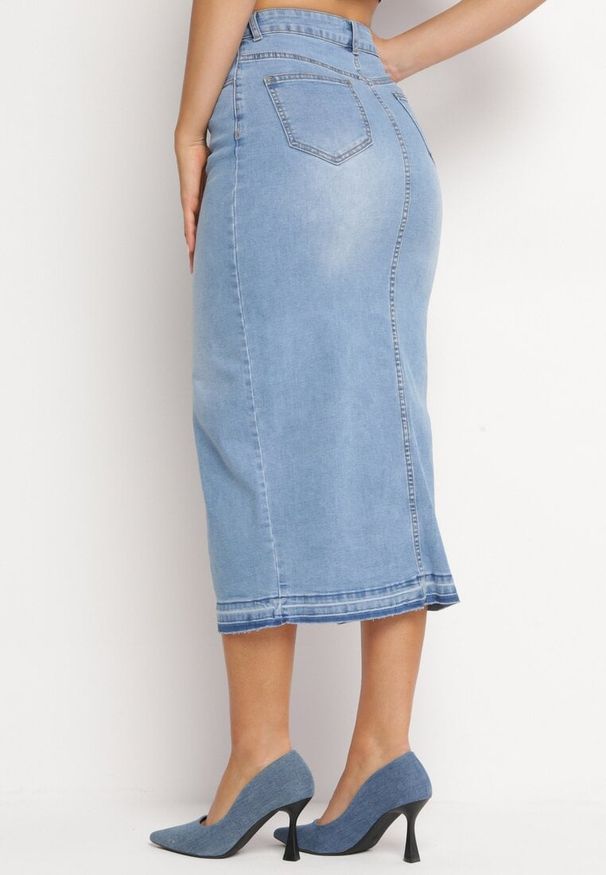 Born2be - Niebieska Jeansowa Spódnica Midi z Wysokim Stanem i Rozcięciem Zestra. Stan: podwyższony. Kolor: niebieski. Materiał: jeans