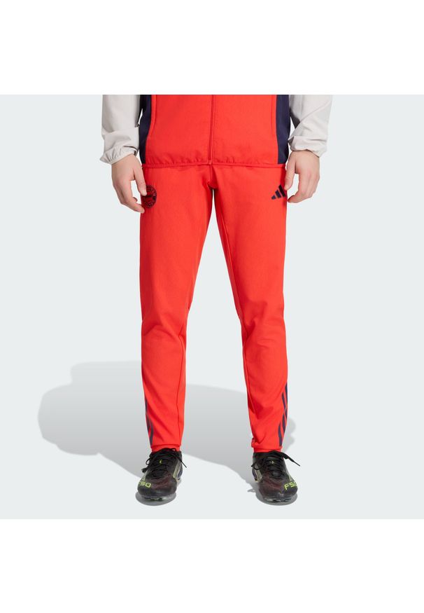 Adidas - Spodnie FC Bayern 2025/2026 Tiro25 Competition Presentation. Kolor: czerwony. Sport: piłka nożna