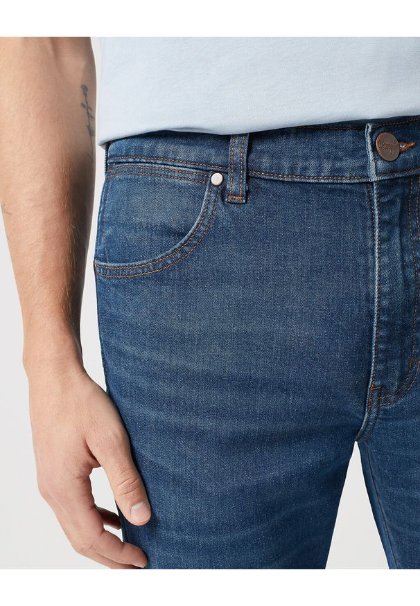 Wrangler - WRANGLER LARSTON MĘSKIE SPODNIE JEANSOWE JEANSY DŻINSY BLUE SPRUCE 112350652 W18S018019