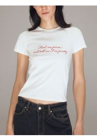 Reserved - T-shirt z nadrukowanym napisem - złamana biel. Materiał: bawełna, dzianina. Wzór: napisy