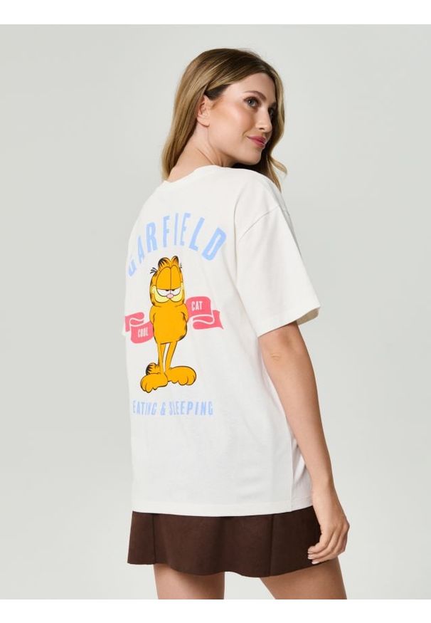 Sinsay - Bawełniana koszulka z nadrukiem na plecach Garfield - kremowy. Kolor: kremowy. Materiał: bawełna. Wzór: nadruk