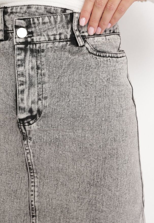 Born2be - Szara Jeansowa Spódnica z Wysokim Stanem i Postrzępionym Dołem Hayva. Stan: podwyższony. Kolor: szary. Materiał: jeans. Styl: klasyczny