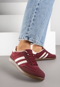 Born2be - Bordowe Sneakersy Ozdobione Paskami Nalierre. Okazja: na co dzień. Zapięcie: pasek. Kolor: czerwony. Materiał: jeans. Wzór: aplikacja