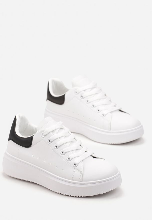 Renee - Biało-Czarne Sneakersy z Ekoskóry na Grubej Podeszwie ze Sznurowaniem Serizia. Okazja: na co dzień. Zapięcie: sznurówki. Kolor: biały. Materiał: skóra, jeans. Obcas: na platformie