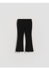 Reserved - Spodnie flare z falbanami - czarny. Kolor: czarny. Materiał: bawełna, dzianina #1