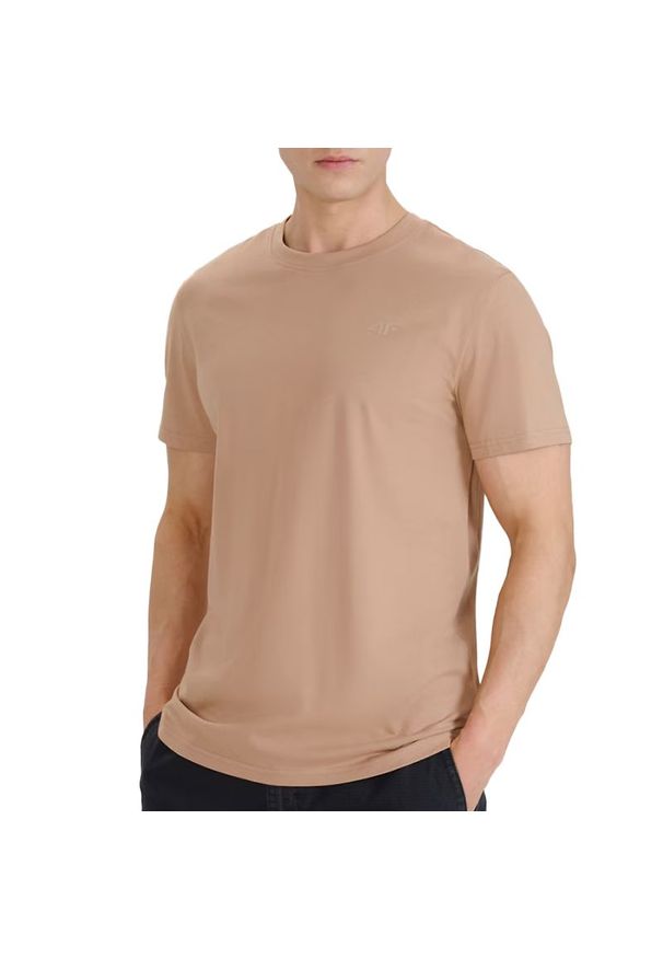 4f - Koszulka męska 4F WSS25TTSHM207483S - beżowa. Kolor: beżowy. Materiał: tkanina, bawełna, dresówka. Długość rękawa: krótki rękaw. Długość: krótkie