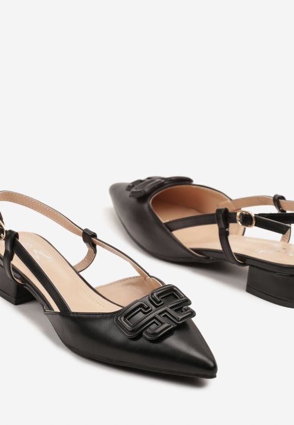 Renee - Czarne Sandały Slingback z Geometryczną Ozdobą Setaliena. Okazja: na co dzień. Nosek buta: szpiczasty. Zapięcie: pasek. Kolor: czarny. Wzór: aplikacja, geometria. Sezon: lato. Obcas: na obcasie. Styl: klasyczny, elegancki, casual. Wysokość obcasa: niski