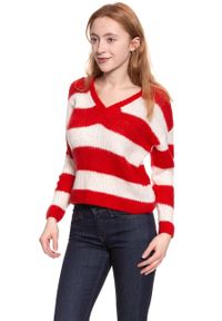 Wrangler - DAMSKI SWETER WRANGLER LOOSE KNIT FORMULA RED W8109PZWO 112132228. Typ kołnierza: dekolt w serek. Materiał: tkanina. Wzór: ze splotem #6