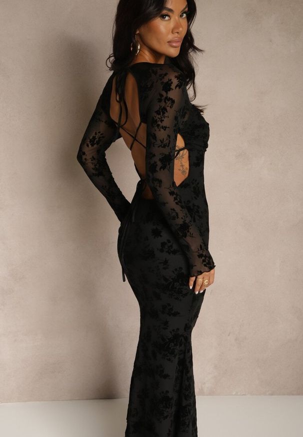 Renee - Czarna Sukienka VICES Bodycon z Siateczki Ozdobionej Wzorem w Kwiaty Rivita. Okazja: na imprezę. Typ kołnierza: dekolt kwadratowy. Kolor: czarny. Wzór: aplikacja, kwiaty. Typ sukienki: bodycon. Styl: elegancki