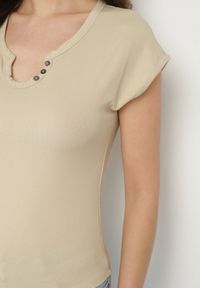 Born2be - Beżowy T-shirt o Dopasowanym Kroju z Wycięciem i Guzikami przy Dekolcie Ballirea. Okazja: na co dzień. Kolor: beżowy. Materiał: jeans. Wzór: aplikacja. Styl: elegancki, casual #5