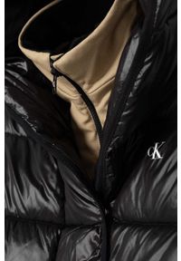 Calvin Klein Jeans kurtka dziecięca kolor czarny. Okazja: na co dzień. Typ kołnierza: kaptur. Kolor: czarny. Materiał: włókno, poliamid. Styl: casual #2