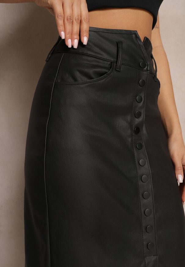 Renee - Czarna Spódnica z Ekoskóry High Waist z Rozcięciem i Napami z Przodu Asttia. Okazja: na co dzień. Stan: podwyższony. Kolor: czarny. Materiał: bawełna. Sezon: zima, jesień. Styl: elegancki, casual