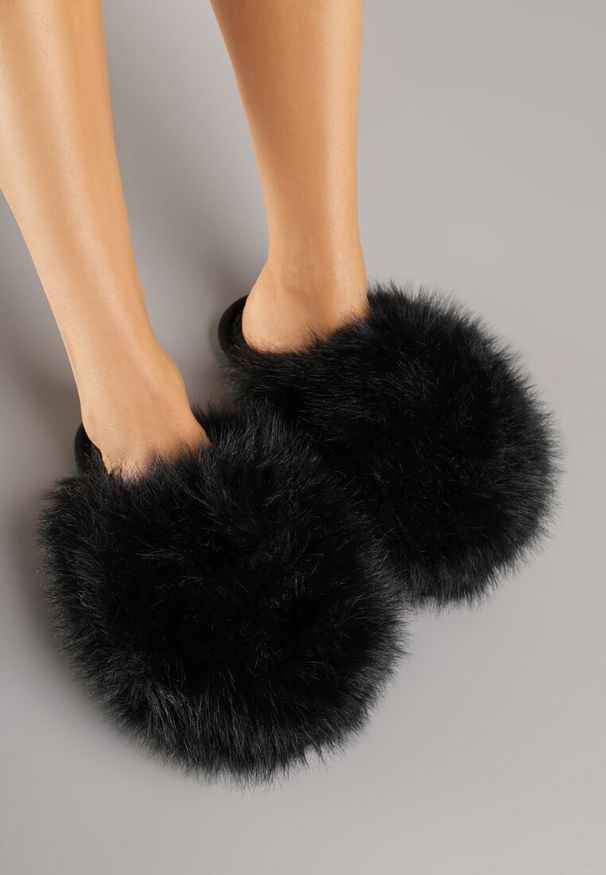 Renee - Czarne Miękkie Kapcie Ozdobione Długim Włosiem Cendria. Kolor: czarny. Materiał: dresówka. Wzór: aplikacja. Styl: elegancki
