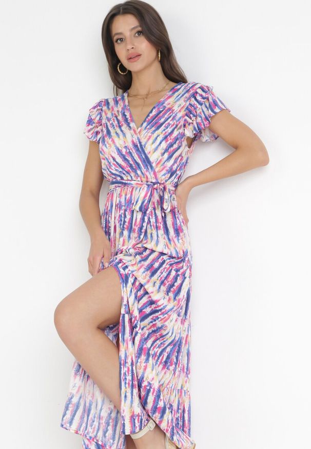 Born2be - Fioletowa Rozkloszowana Sukienka Maxi z Wiskozy i Wiązanym Paskiem Beliss. Typ kołnierza: dekolt kopertowy. Kolor: fioletowy. Materiał: wiskoza. Wzór: aplikacja. Typ sukienki: kopertowe. Długość: maxi