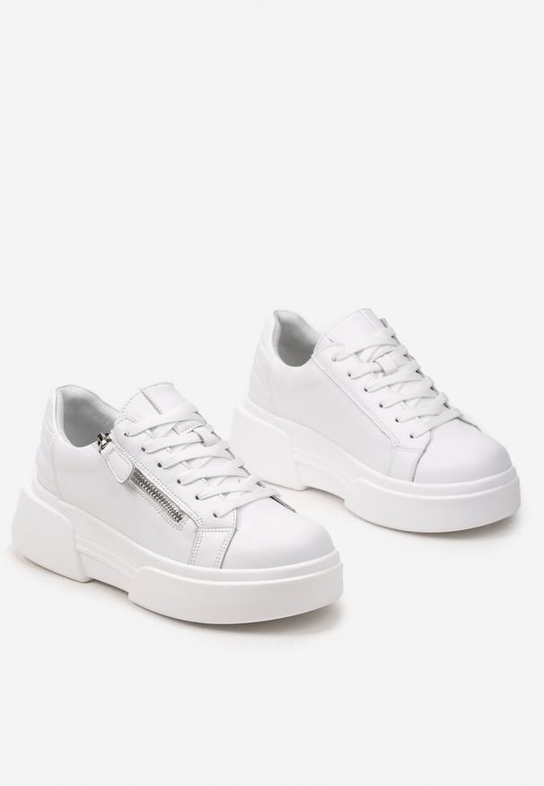 Born2be - Białe Sneakersy ze Skóry Naturalnej na Platformie Ozdobione Suwakiem Jugeria. Okazja: na co dzień. Kolor: biały. Materiał: skóra. Wzór: aplikacja. Obcas: na platformie