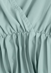 Born2be - Zielona Plisowana Sukienka Maxi z Gumką w Pasie i Materiałowym Paskiem Biak. Okazja: na wesele, na ślub cywilny, na imprezę. Kolor: zielony. Materiał: materiał. Sezon: lato. Typ sukienki: kopertowe. Styl: elegancki, klasyczny. Długość: maxi #3