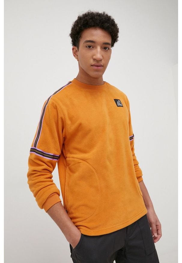 New Balance bluza MT13513MOE męska kolor pomarańczowy z aplikacją. Kolor: pomarańczowy. Materiał: dzianina. Wzór: aplikacja