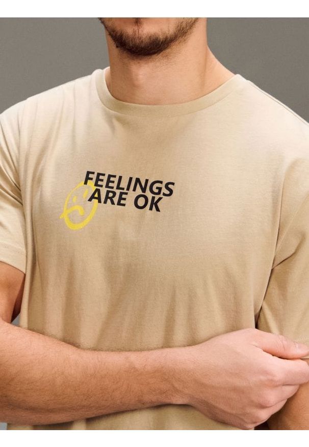 Sinsay - Bawełniana koszulka z napisem - beżowy. Kolor: beżowy. Materiał: bawełna. Wzór: napisy