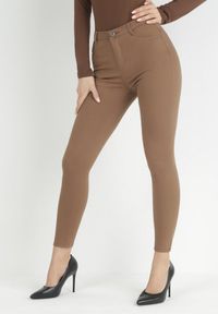 Born2be - Ciemnobrązowe Spodnie Skinny Commins. Kolor: brązowy. Materiał: tkanina. Długość: długie. Wzór: jednolity. Styl: elegancki