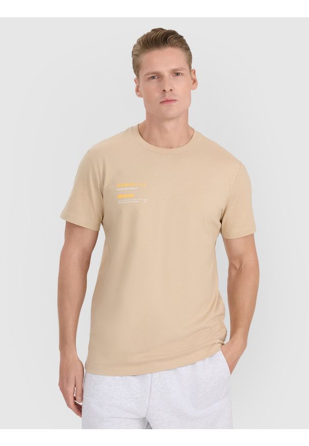 4f - 4F T-shirt regular z nadrukiem męski - brązowy S. Okazja: na co dzień. Kolor: brązowy. Materiał: jersey, bawełna, materiał. Długość rękawa: krótki rękaw. Długość: krótkie. Wzór: nadruk. Styl: sportowy, klasyczny, casual