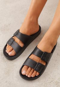 Born2be - Czarne Klapki z Dwoma Paskami i Klamrami Alexie. Okazja: na co dzień. Kolor: czarny. Materiał: len, jeans. Wzór: paski. Sezon: lato. Styl: wakacyjny, casual, klasyczny #1