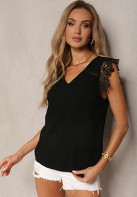 Renee - Czarny Klasyczny T-shirt Wykończony Koronką z Krótkim Rękawem i Dekoltem w V Pevita. Kolor: czarny. Materiał: koronka. Długość rękawa: krótki rękaw. Długość: krótkie. Wzór: koronka. Styl: klasyczny #3