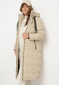 Born2be - Ciemnobeżowa Pikowana Kurtka z Kapturem i Ozdobnymi Taśmami Ettaria. Okazja: na co dzień. Typ kołnierza: kaptur. Kolor: beżowy. Materiał: jeans. Styl: casual, elegancki #7
