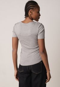 Born2be - Szary Prążkowany T-shirt Ozdobiony po Bokach Marszczeniem Nedisa. Okazja: na co dzień. Kolor: szary. Materiał: prążkowany. Wzór: aplikacja. Styl: casual #4