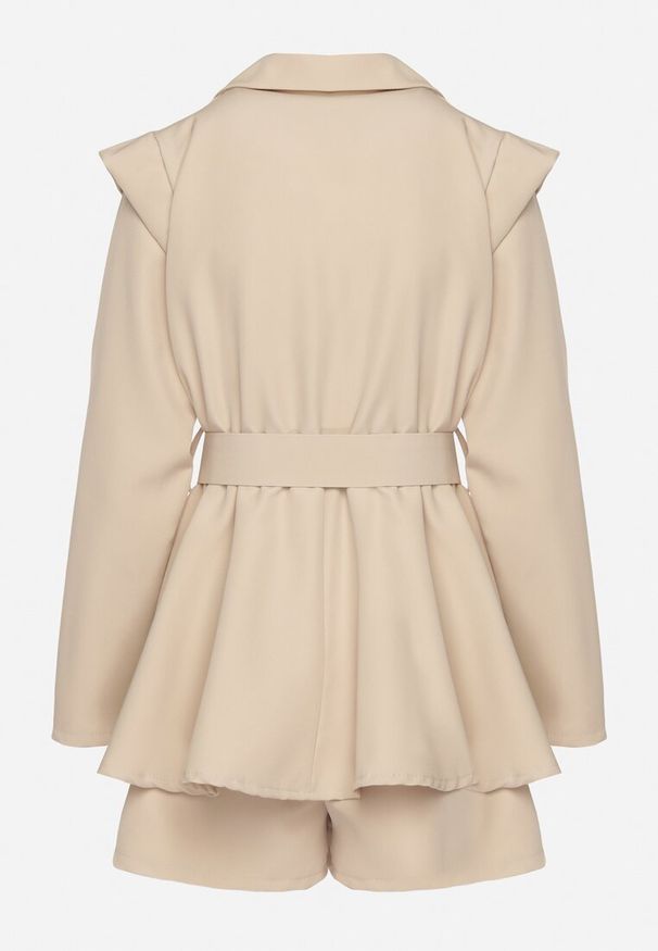 Born2be - Beżowy Kombinezon w Stylu Garniturowym z Paskiem i Ozdobnym Guzikiem Arazia. Kolor: beżowy. Styl: elegancki