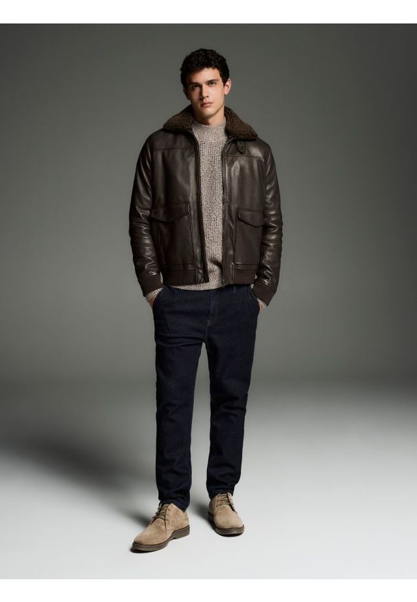Reserved - Jeansy chino slim fit - granatowy. Kolor: niebieski