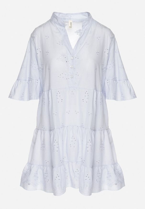 Born2be - Jasnoniebieska Bawełniana Sukienka z Haftowanej Tkaniny o Koszulowym Kroju z Falbanami Filidwena. Okazja: na co dzień. Typ kołnierza: kołnierzyk klasyczny. Kolor: niebieski. Materiał: tkanina, bawełna. Wzór: haft. Typ sukienki: koszulowe. Styl: boho, elegancki, casual, klasyczny