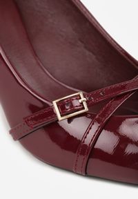 Renee - Bordowe Czółenka Lakierowane na Szpilce w Stylu Kaczuszki Ozdobione Paskami Laloma. Okazja: na spotkanie biznesowe, do pracy. Zapięcie: pasek. Kolor: czerwony. Materiał: lakier. Wzór: aplikacja. Obcas: na szpilce. Styl: biznesowy #4