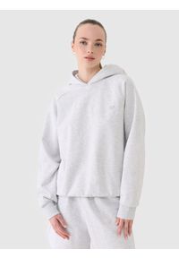 4f - Bluza dresowa nierozpinana z kapturem unisex - szara. Okazja: na co dzień. Typ kołnierza: kaptur. Kolor: szary. Materiał: dresówka. Długość rękawa: raglanowy rękaw. Wzór: gładki, ze splotem. Styl: sportowy, casual, klasyczny