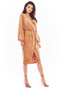 Awama - Asymetryczna welurowa sukienka z kopertowym dekoltem. Materiał: welur. Typ sukienki: kopertowe, asymetryczne