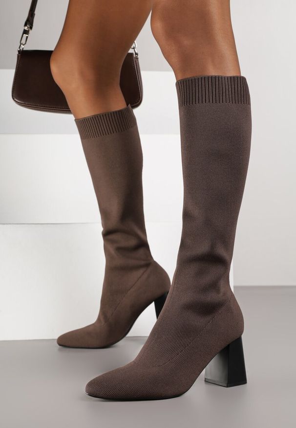 Renee - Brązowe Skarpetkowe Kozaki VICES na Słupkowym Obcasie Ralles. Kolor: brązowy. Materiał: jeans. Sezon: jesień. Obcas: na obcasie. Styl: elegancki. Wysokość obcasa: średni