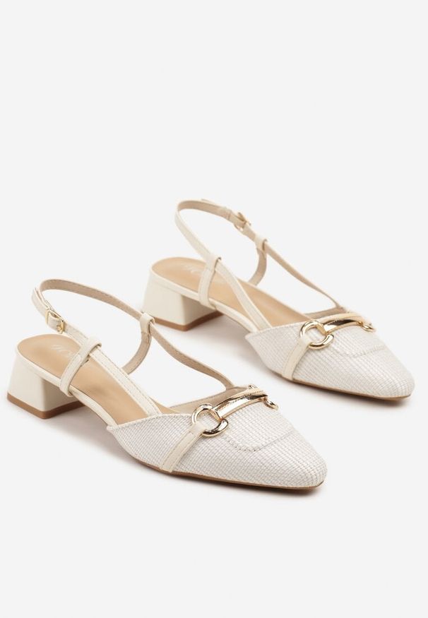 Born2be - Białe Tweedowe Sandały na Niskim Słupku z Metaliczną Aplikacją Nilene. Okazja: na co dzień. Kolor: biały. Materiał: jeans. Wzór: aplikacja. Obcas: na słupku. Styl: elegancki, casual