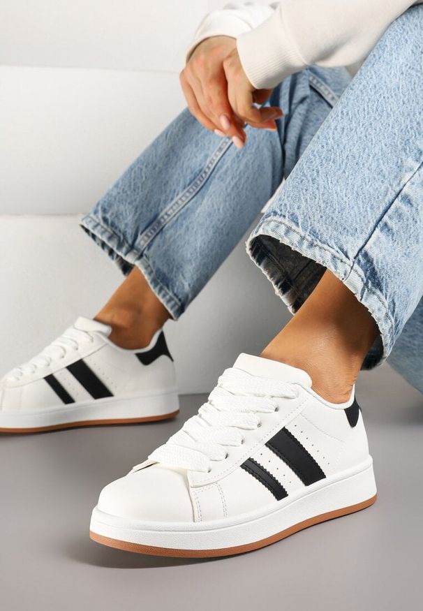 Born2be - Białe Sneakersy z Ozdobnymi Naszywkami z Boku Galdexis. Okazja: na co dzień. Kolor: biały. Materiał: jeans. Wzór: aplikacja