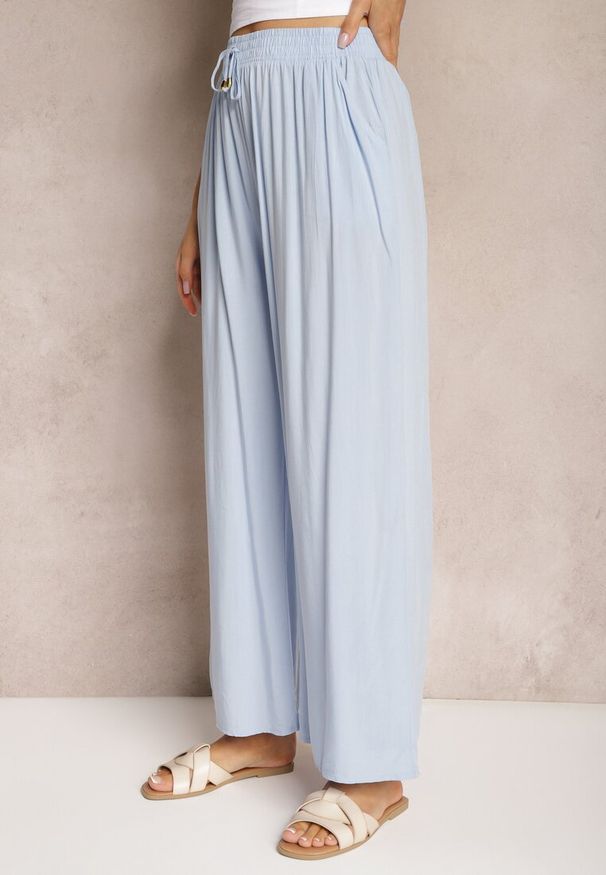 Renee - Jasnoniebieskie Szerokie Spodnie z Gumką i Wiązaniem w Pasie Gamina. Kolor: niebieski. Sezon: wiosna, lato
