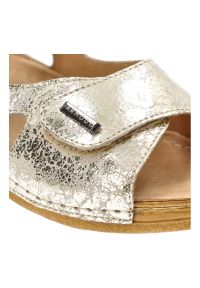 Złote Sandały Armodo Stylowe Płaskie Obuwie Damskie. Okazja: na co dzień, na spacer. Nosek buta: otwarty. Zapięcie: rzepy. Kolor: złoty. Materiał: skóra. Sezon: lato. Styl: elegancki #7